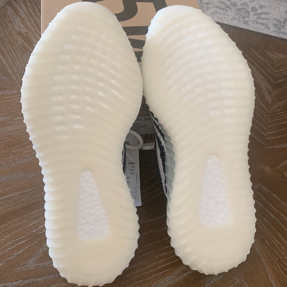 BRAND NEW Yeezy Boost 350 V2 - Picture 9 of 10